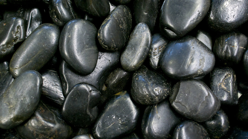 Black Polished Rocks | LAWN DESIGNS